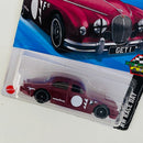 2025 Hot Wheels HW Race Day Jaguar Mk1 granate DD8