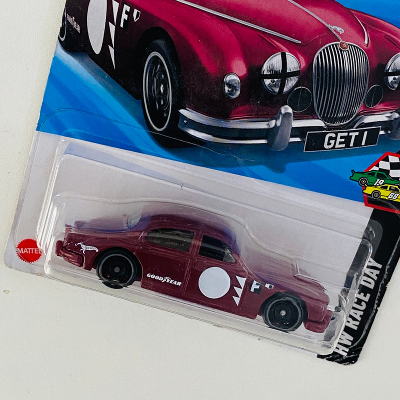 2025 Hot Wheels HW Race Day Jaguar Mk1 granate DD8