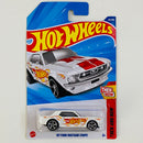 2025 Hot Wheels Then and Now 67 Ford Mustang Coupe blanco con flamas MC5