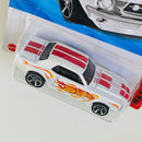 2025 Hot Wheels Then and Now 67 Ford Mustang Coupe blanco con flamas MC5