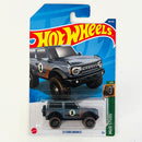 2022 Hot Wheels Mud Studs 21 Ford Bronco gris metálico BLOR