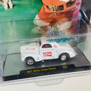 2021 M2 Machines Walmart Exclusive Limited Edition 1/9,600 Coca Cola Coke 1941 Willys Coupe Gasser SK04 blanco Llantas de Goma con Árbol de Navidad