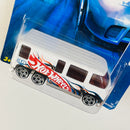 2006 Hot Wheels GMC Motorhome blanco con flamas PR5