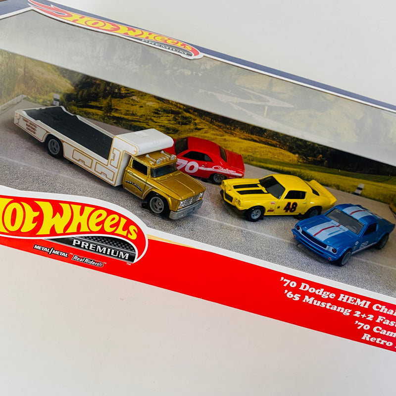 2021 Hot Wheels Premium Collector Set Pony Rides Diorama de 4 - 70 Dodge HEMI Challenger, 70 Camaro, 65 Mustang 2+2 Fastback, Retro Rig