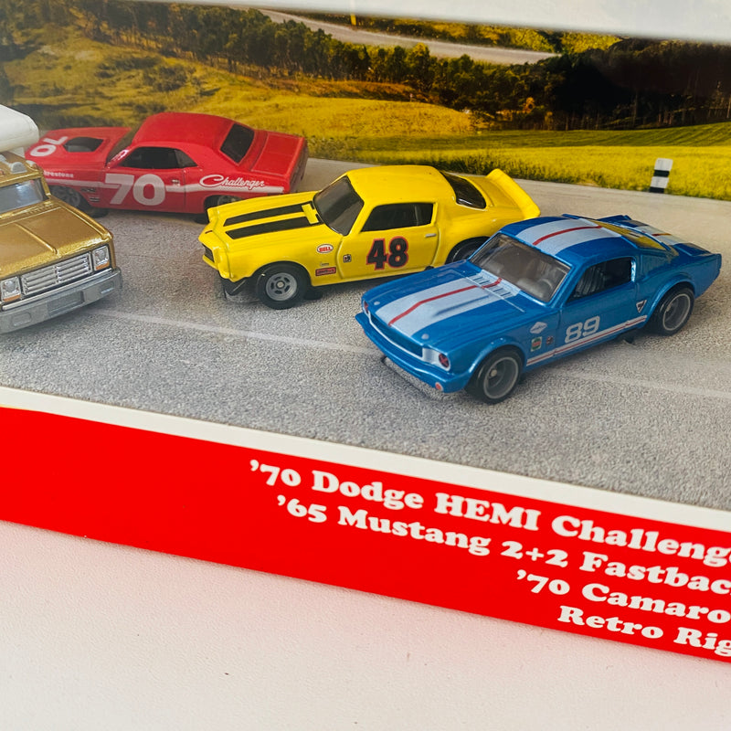 2021 Hot Wheels Premium Collector Set Pony Rides Diorama de 4 - 70 Dodge HEMI Challenger, 70 Camaro, 65 Mustang 2+2 Fastback, Retro Rig