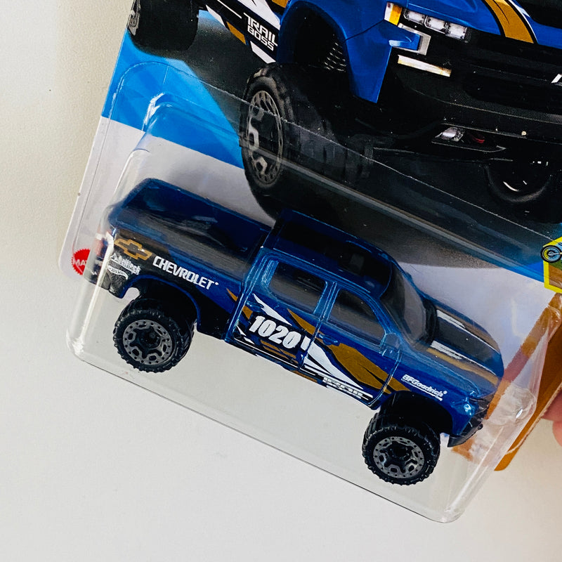 2025 Hot Wheels HW Dirt 19 Chevy Silverado Trail Boss LT azul metálico BLOR