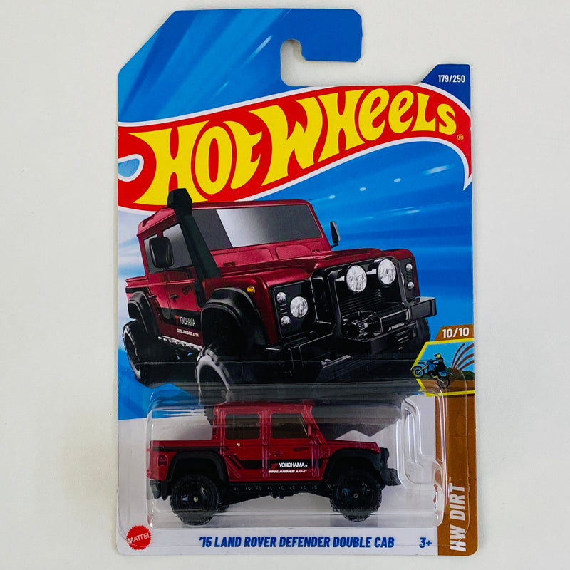 2025 Hot Wheels HW Dirt 15 Land Rover Defender Double Cab rojo metálico BLOR