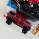 2025 Hot Wheels HW Dirt 15 Land Rover Defender Double Cab rojo metálico BLOR