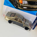 2025 Hot Wheels Wild Widebody 89 Mercedes Benz 560 SEC AMG beige metálico AD