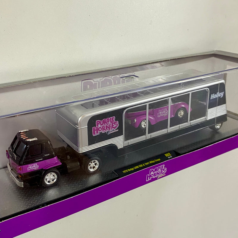 2022 M2 Machines Auto-Haulers Limited Edition 1/8,400 Purple Hornies 1970 Dodge L600 COE y 1941 Willys Coupe R62 22-31 con Llantas de Goma