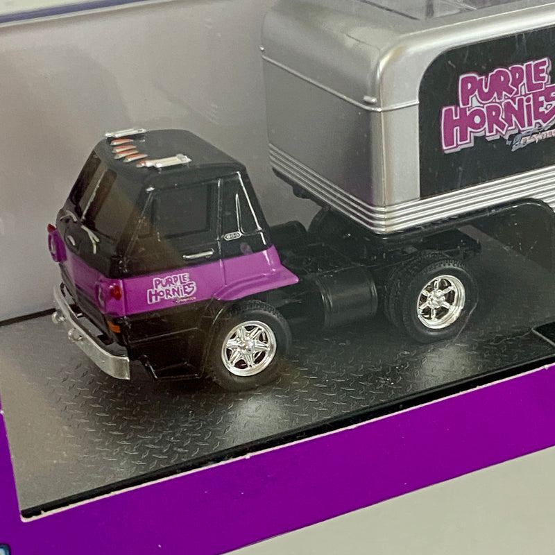 2022 M2 Machines Auto-Haulers Limited Edition 1/8,400 Purple Hornies 1970 Dodge L600 COE y 1941 Willys Coupe R62 22-31 con Llantas de Goma