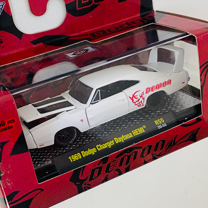 2020 M2 Machines Detroit Muscle Limited Edition 1/8,250 1969 Dodge Charger Daytona HEMI R55 blanco Llantas de Goma