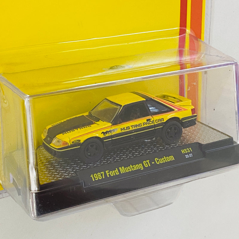 2022 M2 Machines Hobby Exclusive Limited Edition 1/7,700 Mustang Pace Car 1987 Ford Mustang GT Custom HS31 amarillo Llantas de Goma