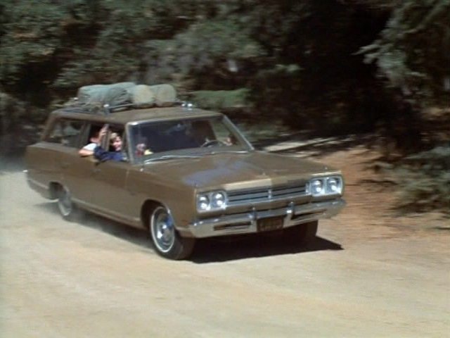 2020 Greenlight Hollywood Limited Edition The Brady Bunch La Tribu Brady 1969 Plymouth Satellite Station Wagon dorado Llantas de Goma