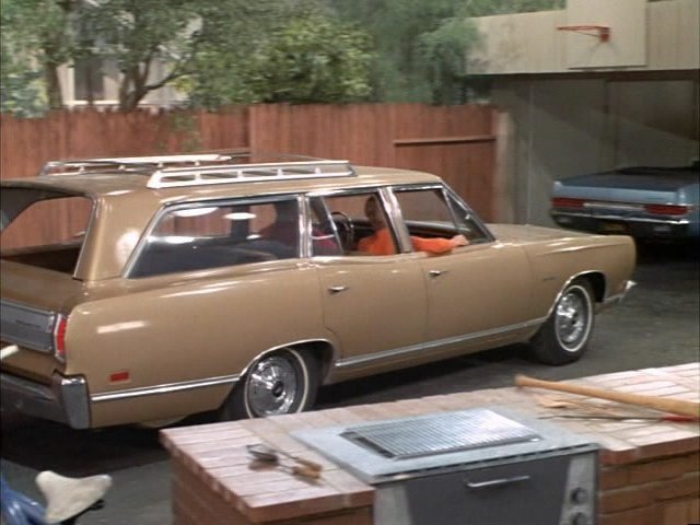 2020 Greenlight Hollywood Limited Edition The Brady Bunch La Tribu Brady 1969 Plymouth Satellite Station Wagon dorado Llantas de Goma