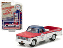 2017 Greenlight Running on Empty Chevron Gasolines 1965 Dodge D-100 Long Bed with Tool Box blanco con rojo Llantas de Goma