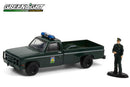 2021 Greenlight Limited Edition The Hobby Shop Series 10 1986 Chevrolet M1008 with Law Enforcement Officer verde Llantas de Goma con Figura Diorama