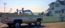 2023 Hot Wheels Premium Entertainment Jaws Tiburón 75 Chevy Blazer Custom beige con blanco Llantas de Goma RR base ZAMAC