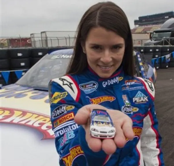 2011 Hot Wheels New Models Danica Patrick 2010 Chevy Impala azul con flamas MC5 Primera Edición