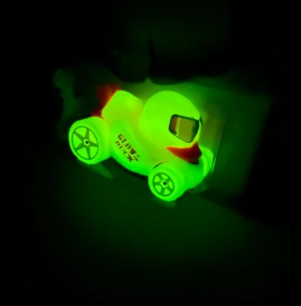 2024 Hot Wheels Let's Race NETFLIX Duck N Roll blanco 5SP Glow in the Dark - Brilla en la Oscuridad