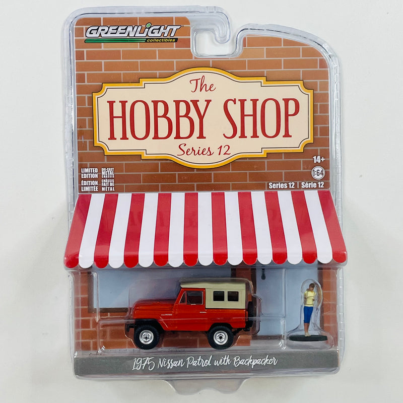 2021 Greenlight The Hobby Shop Series 12 1975 Nissan Patrol with Backpacker rojo Llantas de Goma con Figura Diorama