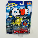 2022 Johnny Lightning Pop Culture Clue 2000 Ford Mustang rojo Llantas de Goma y Token de Coleccionista