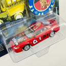 2022 Johnny Lightning Pop Culture Clue 2000 Ford Mustang rojo Llantas de Goma y Token de Coleccionista
