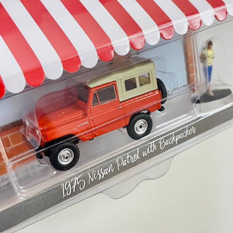 2021 Greenlight The Hobby Shop Series 12 1975 Nissan Patrol with Backpacker rojo Llantas de Goma con Figura Diorama