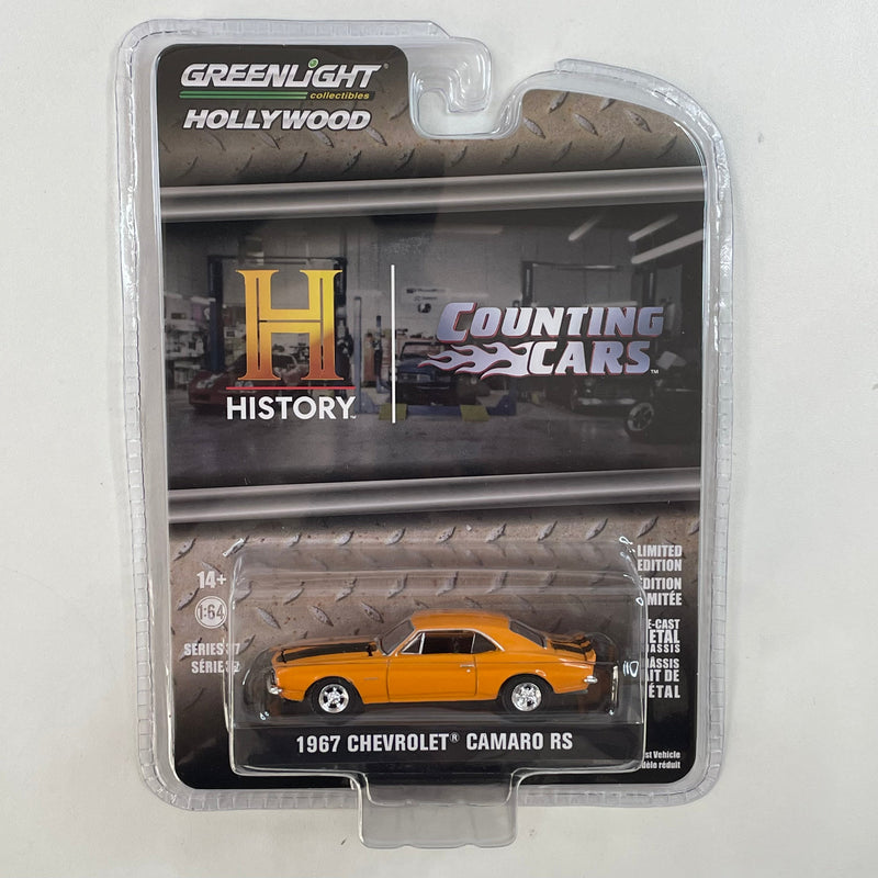 2022 Greenlight Hollywood History Counting Cars Locos Por Los Autos 1967 Chevrolet Camaro RS naranja Llantas de Goma