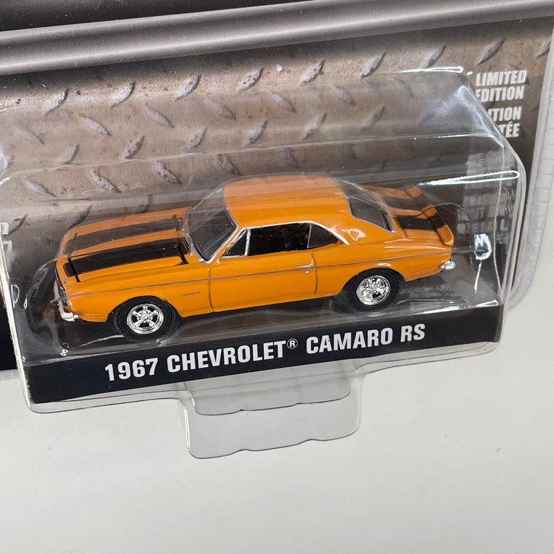 2022 Greenlight Hollywood History Counting Cars Locos Por Los Autos 1967 Chevrolet Camaro RS naranja Llantas de Goma