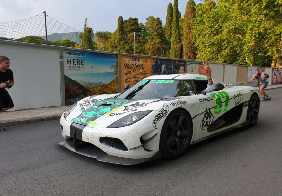 2021 Hot Wheels Premium Gumball 3000 Koenigsegg Agera R blanco Llantas