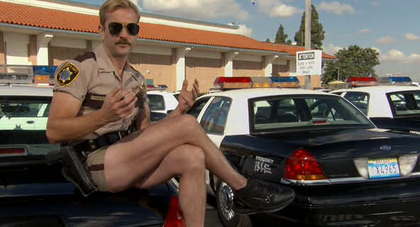 2022 Greenlight Hollywood Reno 911! Jim Dangle 1998 Ford Crown Victoria Police Interceptor negro con blanco Llantas de Goma