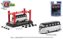 2018 M2 Machines Model Kit Limited Edition 1/5,880 Volkswagen 1958 VW Microbus 15 Window USA Model R22 plata con negro Llantas de Goma - Detalle Burbuja