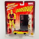 2002 Johnny Lightning Marvel Daredevil Bumongous 1950 Buick Sedanette amarillo con Tarjeta de Comic