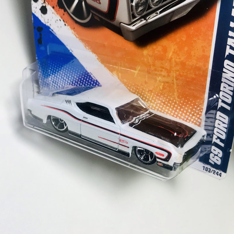 2011 Hot Wheels Muscle Mania 69 Ford Torino Talladega blanco MC5