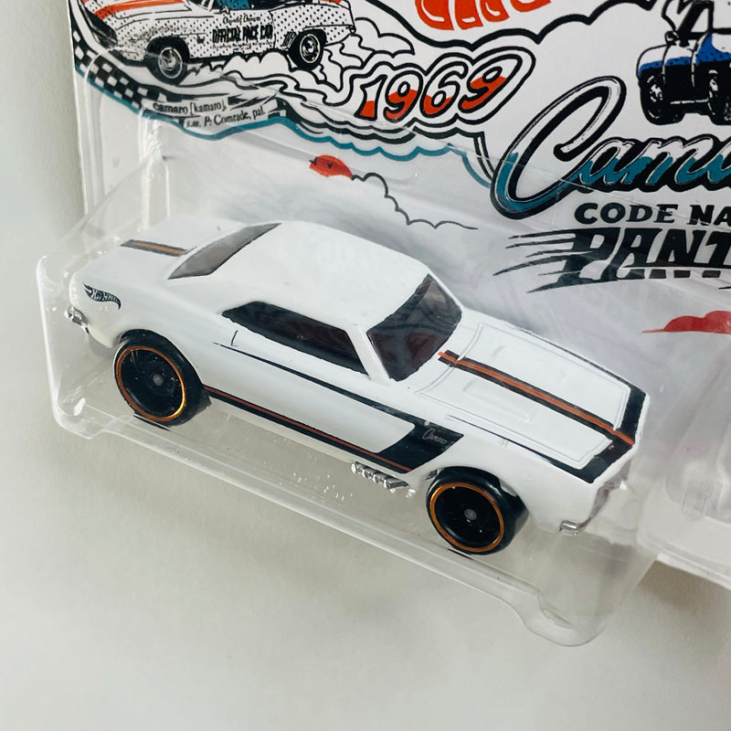 2018 Hot Wheels Walmart Exclusive 50th Anniversary Camaro 67 Camaro blanco ST8
