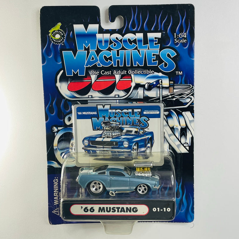 2001 Muscle Machines 66 Ford Mustang celeste con Tarjeta Coleccionista