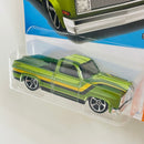 2022 Hot Wheels HW Hot Trucks 83 Chevy Silverado verde metálico MC5