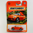 2022 Matchbox MBX Highway 2019 Volkswagen Beetle Convertible naranja metálico