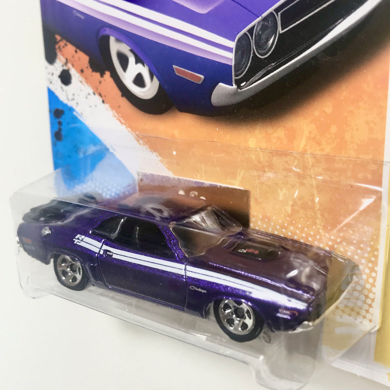 2011 Hot Wheels New Models 71 Dodge Challenger morado 5SP