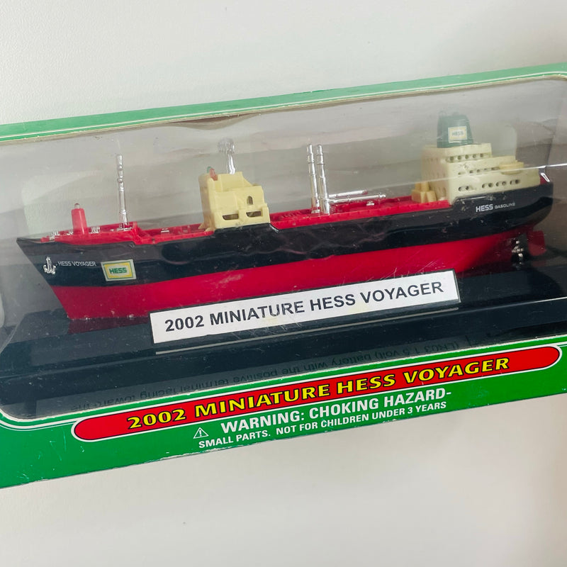 2002 Hess Miniature Hess Voyager Gasoline Oil Tanker Buque Cisterna negro con rojo