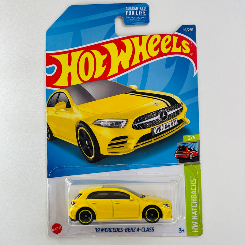 2022 Hot Wheels HW Hatchbacks 19 Mercedes Benz A Class amarillo metálico MC5