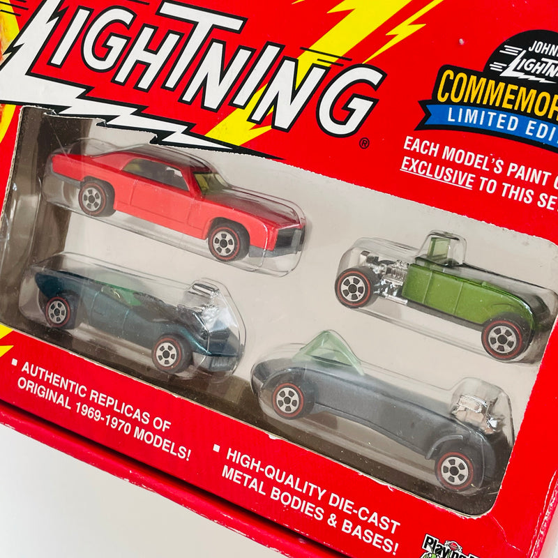 1994 Johnny Lightning Commemorative Limited Edition 4 Pack Set de 4 con Moneda Coleccionista - Custom Pontiac GTO, Vicious Vette Chevrolet Corvette, 32 Ford Roadster, Wasp