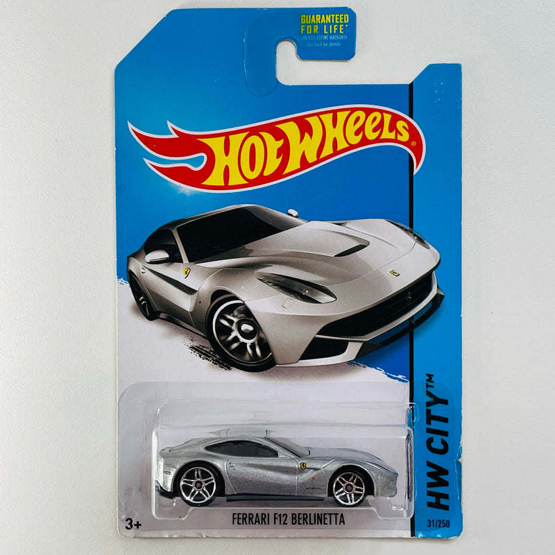 2014 Hot Wheels HW City Ferrari F12 Berlinetta plata metálico PR5