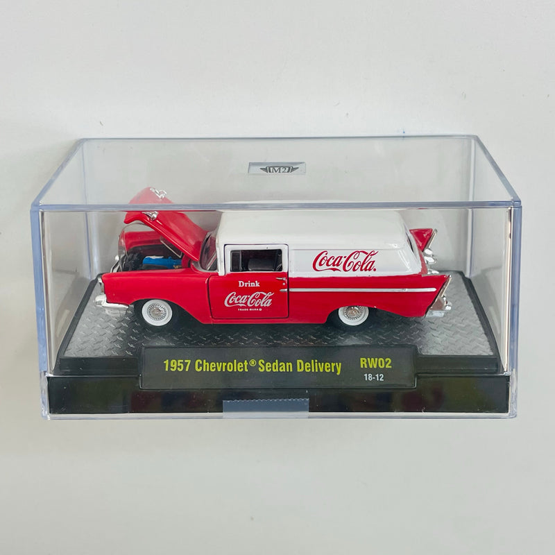 2018 M2 Machines Coca Cola 1957 Chevrolet Sedan Delivery RW02 rojo Llantas de Goma - Loose con Caja Acrílica