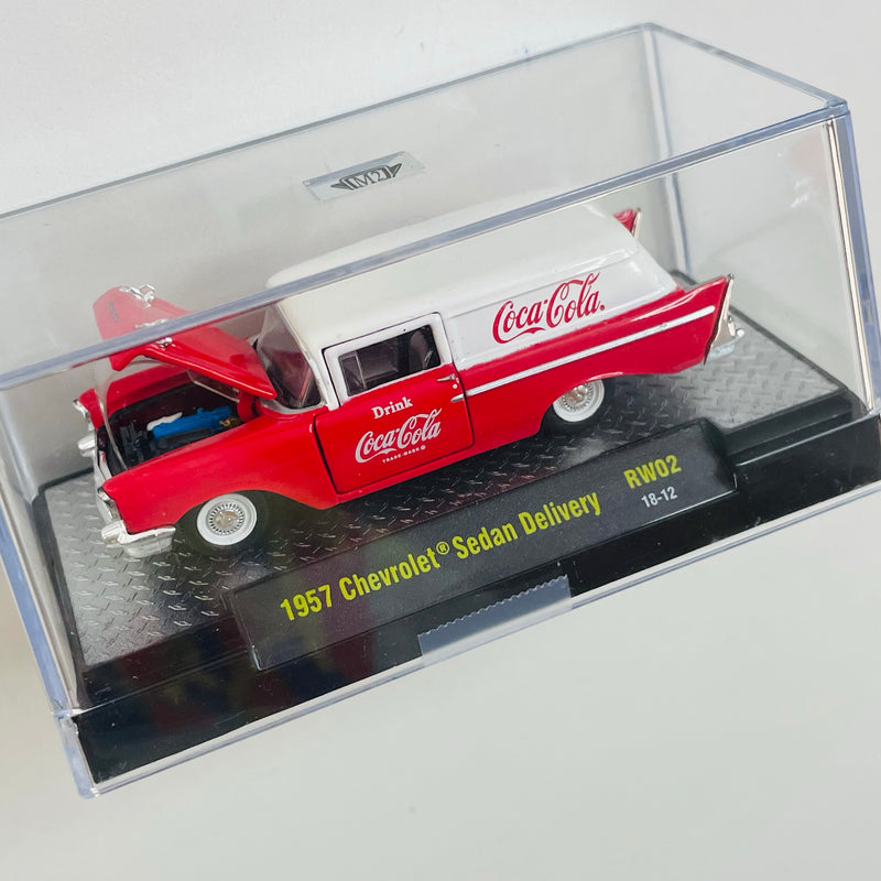 2018 M2 Machines Coca Cola 1957 Chevrolet Sedan Delivery RW02 rojo Llantas de Goma - Loose con Caja Acrílica