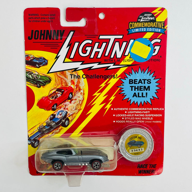 1993 Johnny Lightning The Challengers Commemorative Limited Edition Custom XKE Jaguar plata Redline con Moneda Coleccionista