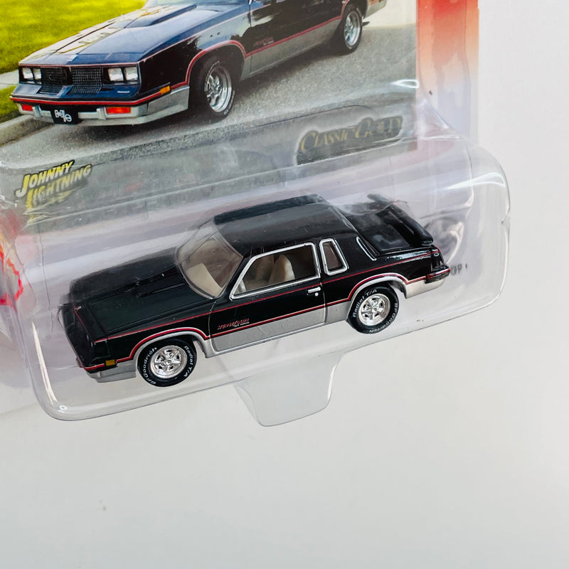 2004 Johnny Lightning Classic Gold Collection Limited Edition Harry Mager 1983 Hurst Oldsmobile negro Llantas de Goma