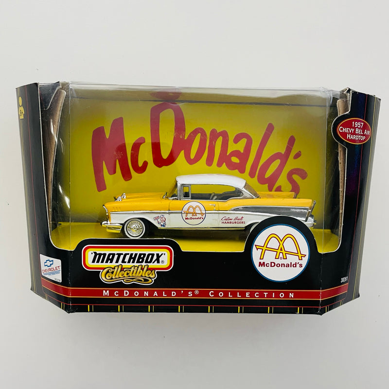 1999 Matchbox Collectibles 1:43 McDonalds 1957 Chevy Bel Air Hardtop amarillo con blanco Llantas de Goma