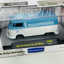 2018 M2 Machines Auto-Thentics Limited Edition 1/6,888 1960 VW Volkswagen Delivery Van USA Model VW05 blanco con celeste Llantas de Goma